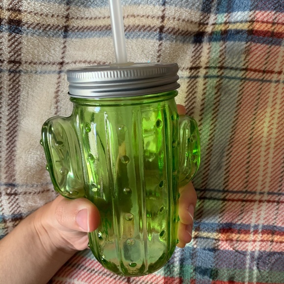 drinking glass with lid and straw